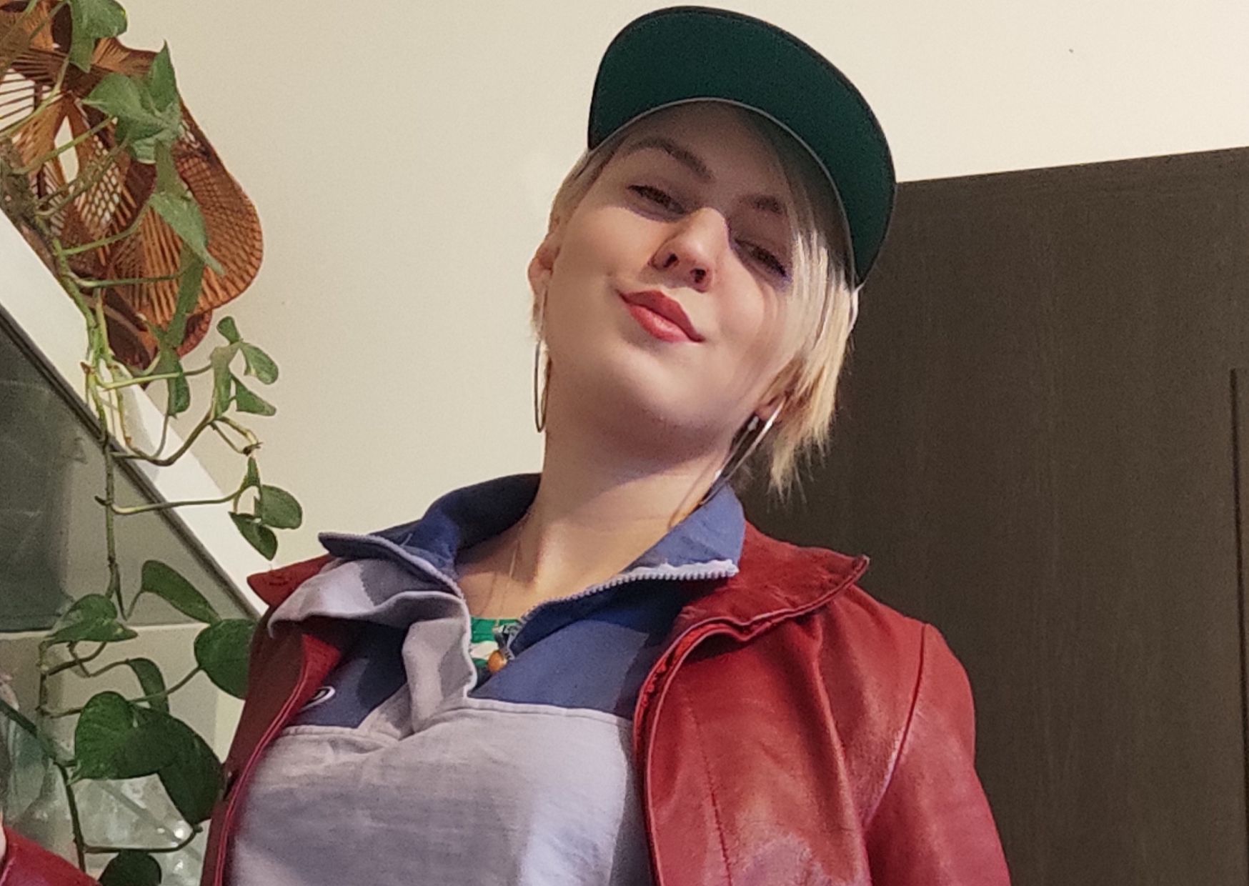 Marta Pęczak wyszukuje ubrania i meble na śmietnikach