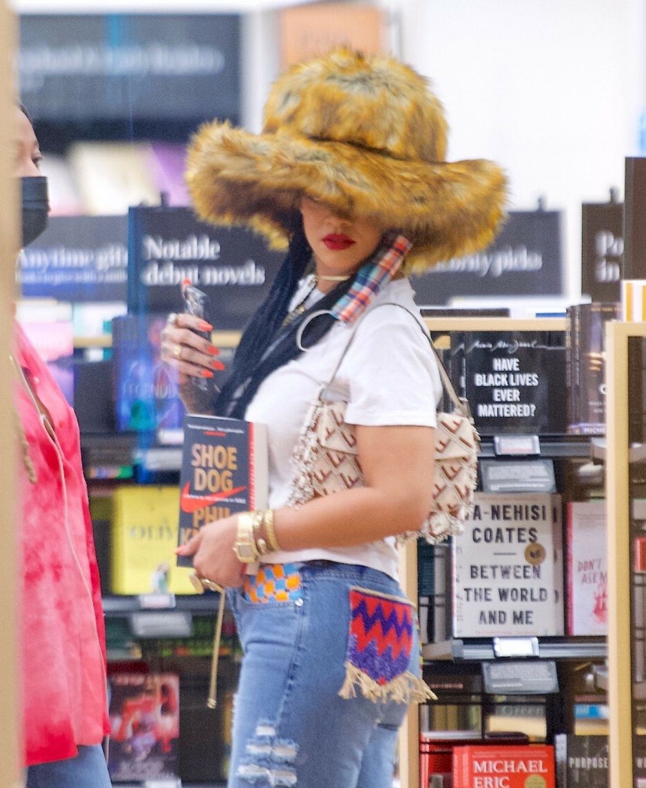 Rihanna na zakupach w księgarni