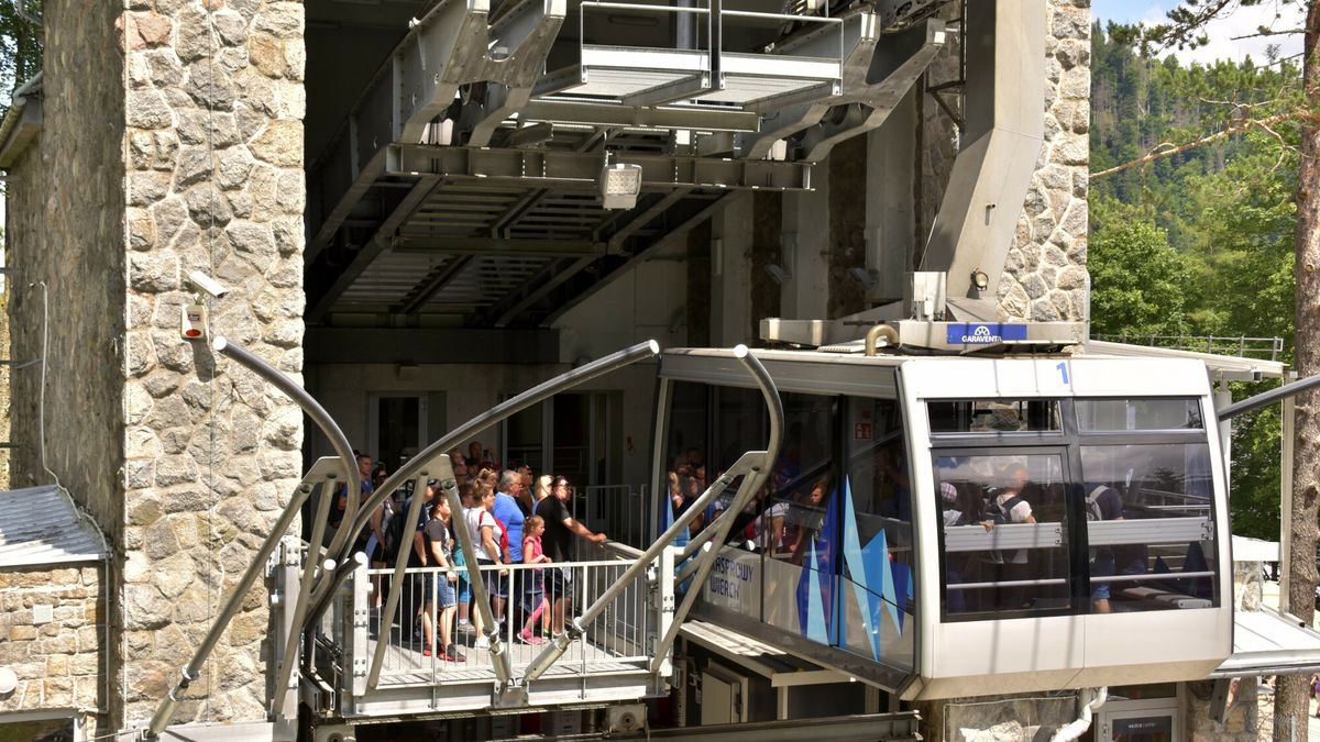 Tatry polskie Albin Marciniak
PHOTO: ALBIN MARCINIAK / EAST NEWS kolej linowa PKL na Kasprowy Wierch wywozaca turystow z Kuznic, lato w Zakopanem,  turysci w Zakopanem,  lato w Tatrach, Tatry w lecie, wakacyjne podroze, lato w gorach, wakacje w Zakopanem, wakacje w Malopolsce
Albin Marciniak