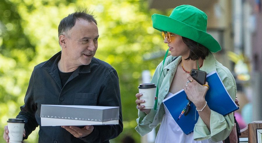 Julia Kamińska z partnerem w kawiarni 