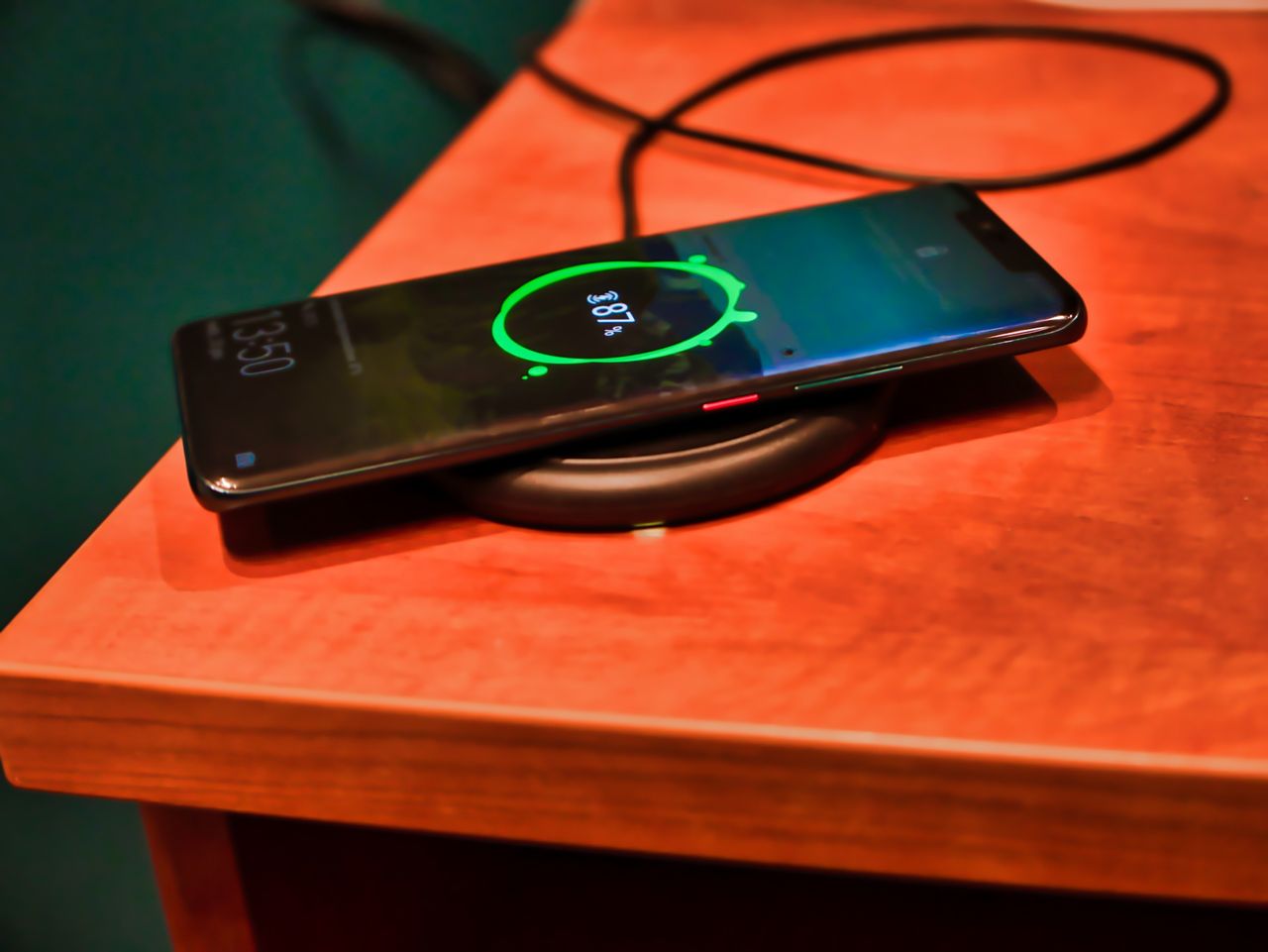 mophie wireless charging base ma niewielką diodę informującą o procesie ładowania