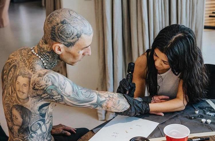 Kourtney Kardashian zrobiła tatuaż Travisowi Barkerowi