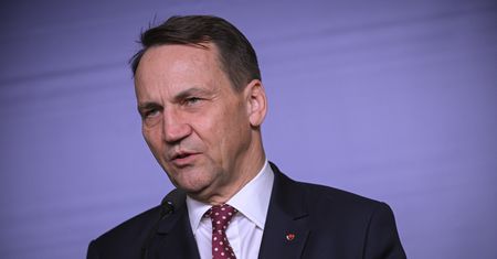 Biden podjął decyzję ws. min dla Ukrainy. Sikorski skomentował