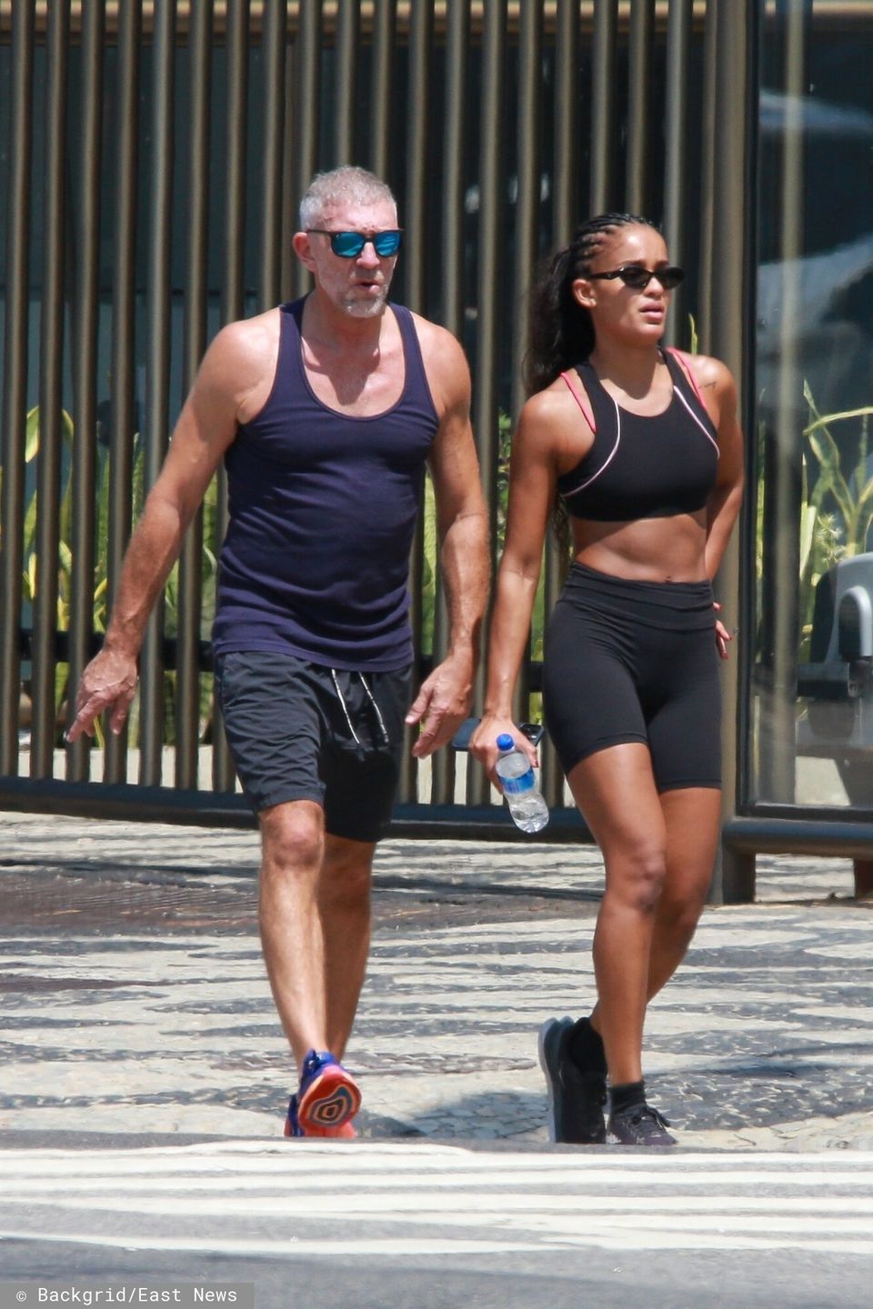 Vincent Cassel dokazuje na plaży z młodszą o 30-lat modelką