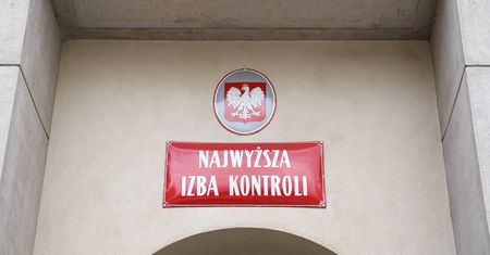 Raport NIK o wizach. Karnowski przypomina "hańbiącą konferencję"