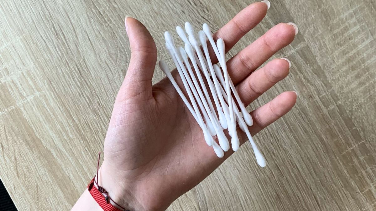 Patyczki kosmetyczne są używane w zły sposób.