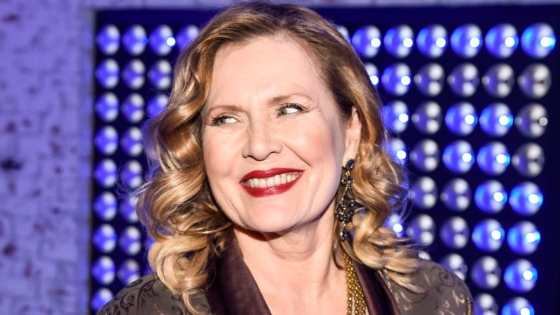 Wyzwolona Grażyna Szapołowska eksponuje walory na plaży w Juracie