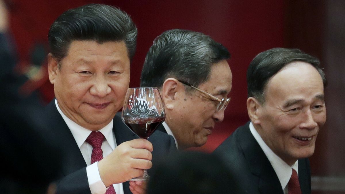 arch23
Chinese President Xi Jinping, left, makes a toast to high-ranking officials at a dinner marking the 67th anniversary of the founding of the People's Republic of China at the Great Hall of the People in Beijing, Friday, Sept. 30, 2016, The National Day is celebrated on Oct. 1. (AP Photo/Andy Wong), APTOPIX
AP