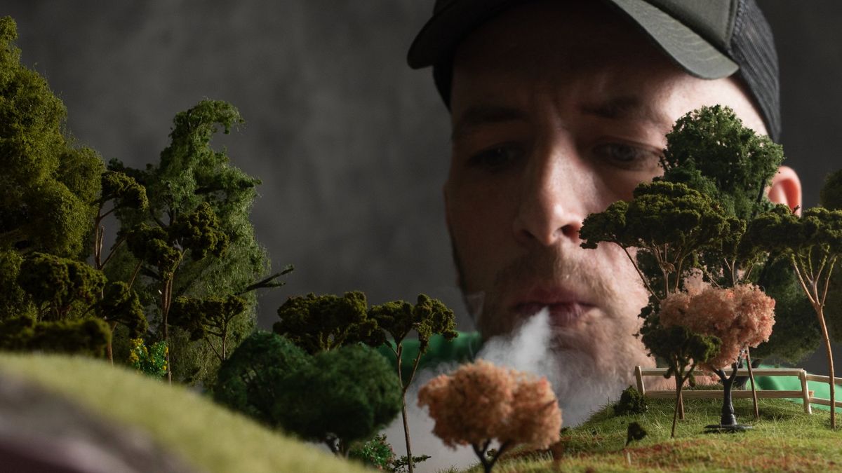 Fotografuje sceny z filmów na blacie stołu 1