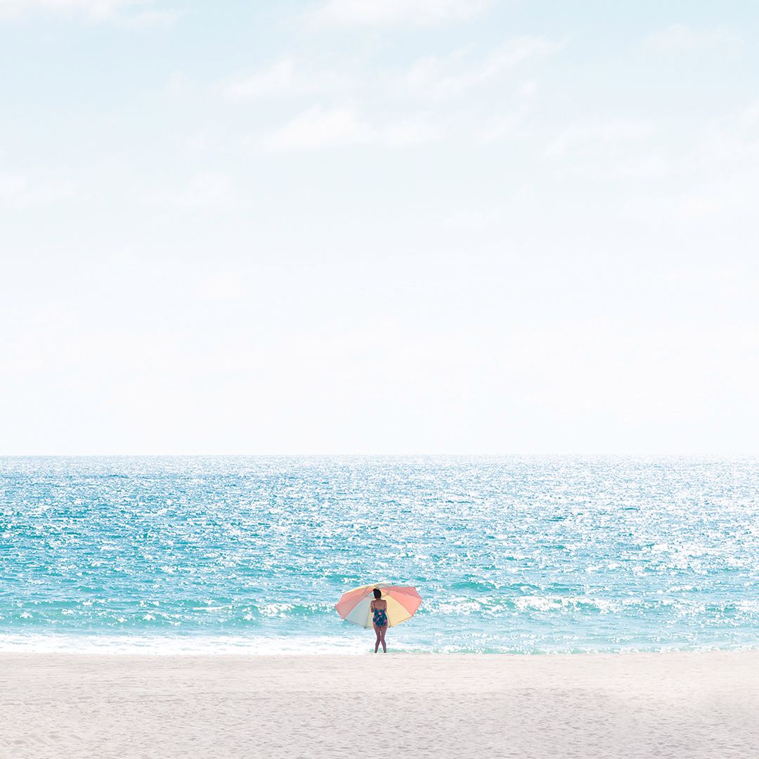 Plaża to popularny temat fotograficzny, bez względu na gatunek fotografii. Najczęściej utożsamiamy ją z wesołym tłumem, fotografią z dronów i krajobrazami z zachodzącym słońcem. Zdjęcia plaży i nadmorskie krajobrazy sfotografowane w słoneczny letni dzień raczej nie kojarzą się nam z samotnością. Właśnie samotni plażowicze są tematem zdjęć Davida Behara z Los Angeles, który uchwycił ich na jednej z najpiękniejszych plaż w Kalifornii.