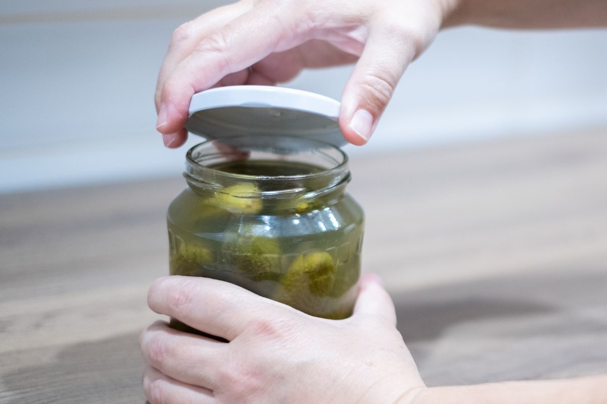 Unlocking the secret to stubborn jar lids: from hot baths to taps