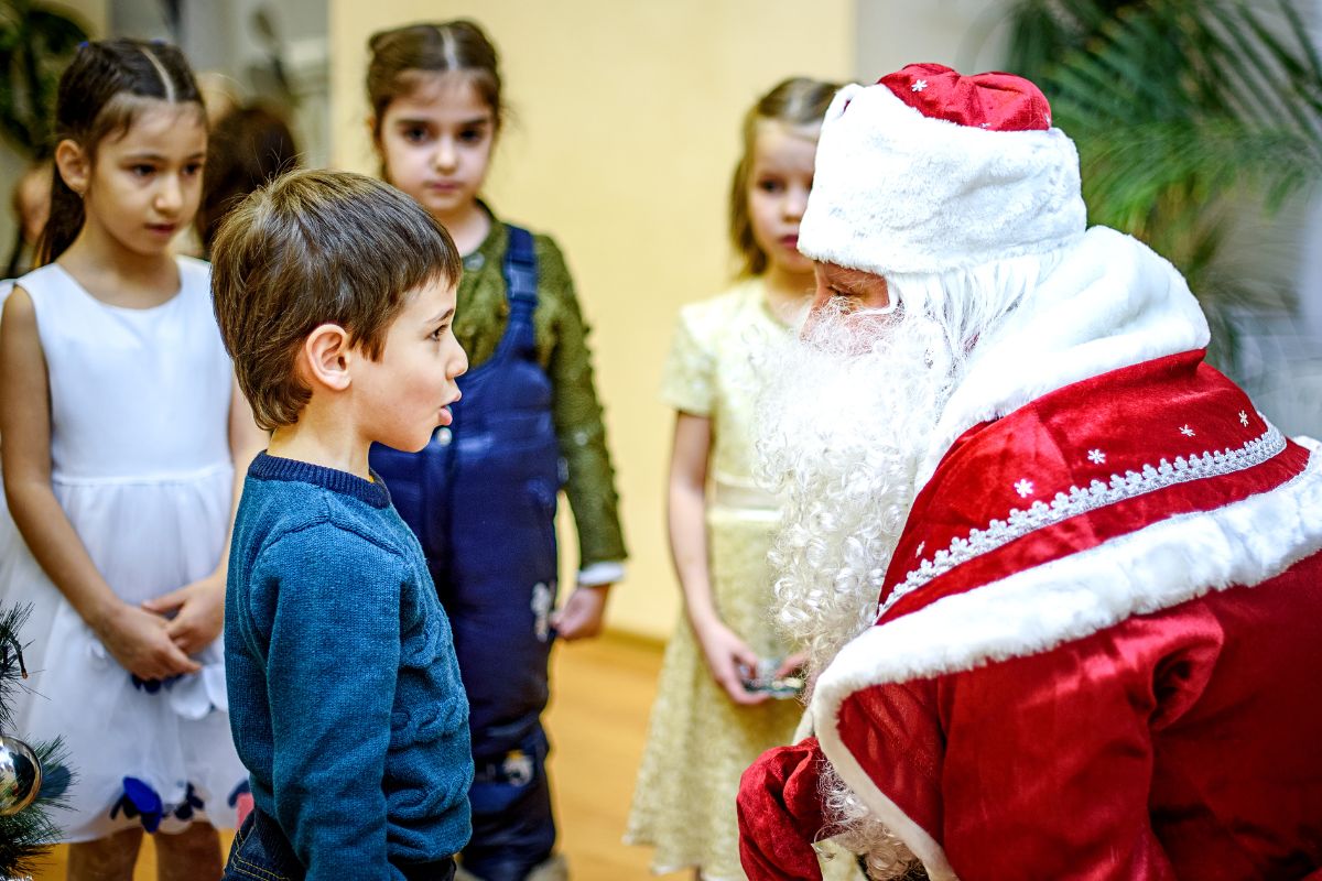 Mikołaj z dziećmi w galerii handlowej.
