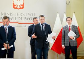 Koronawirus w Polsce. Marcin Warchoł leczył COVID-19 amantadyną. Wiceminister sprawiedliwości złamał prawo (WIDEO)