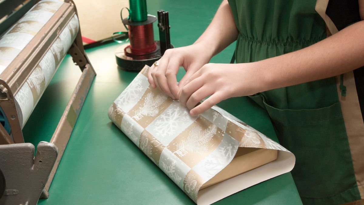 Pakowanie prezentu o nietypowym kształcie może być problemem