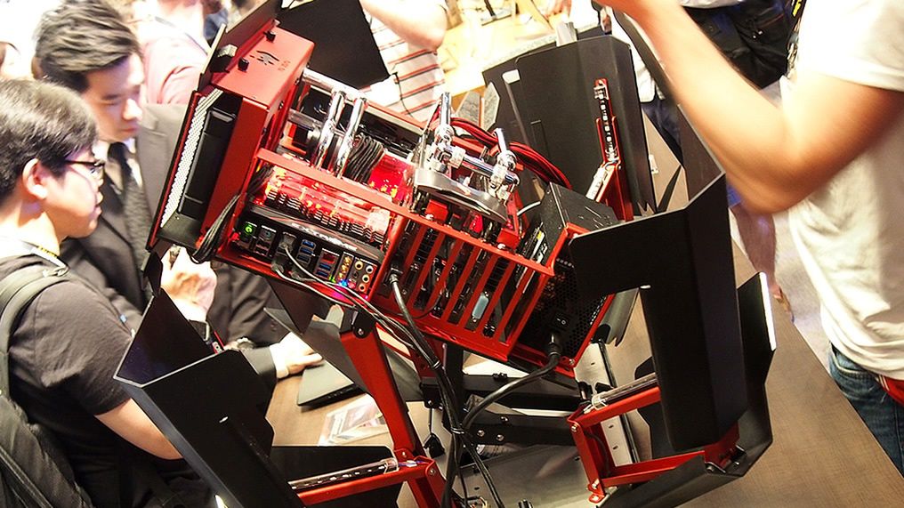 Pecetowa obudowa jak Transformer to szalony, ale ciekawy pomysł. Tym powinny wyróżniać się pecety: wyglądem 1