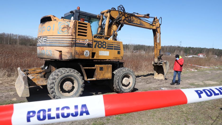 Pijany 43-latek prowadził koparkę. Przed policją ukrył się pod stertą liści. Zdjęcie ilustracyjne