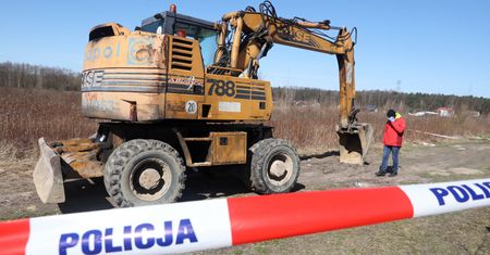 Pijany 43-latek prowadził koparkę. Przed policją ukrył się pod stertą liści