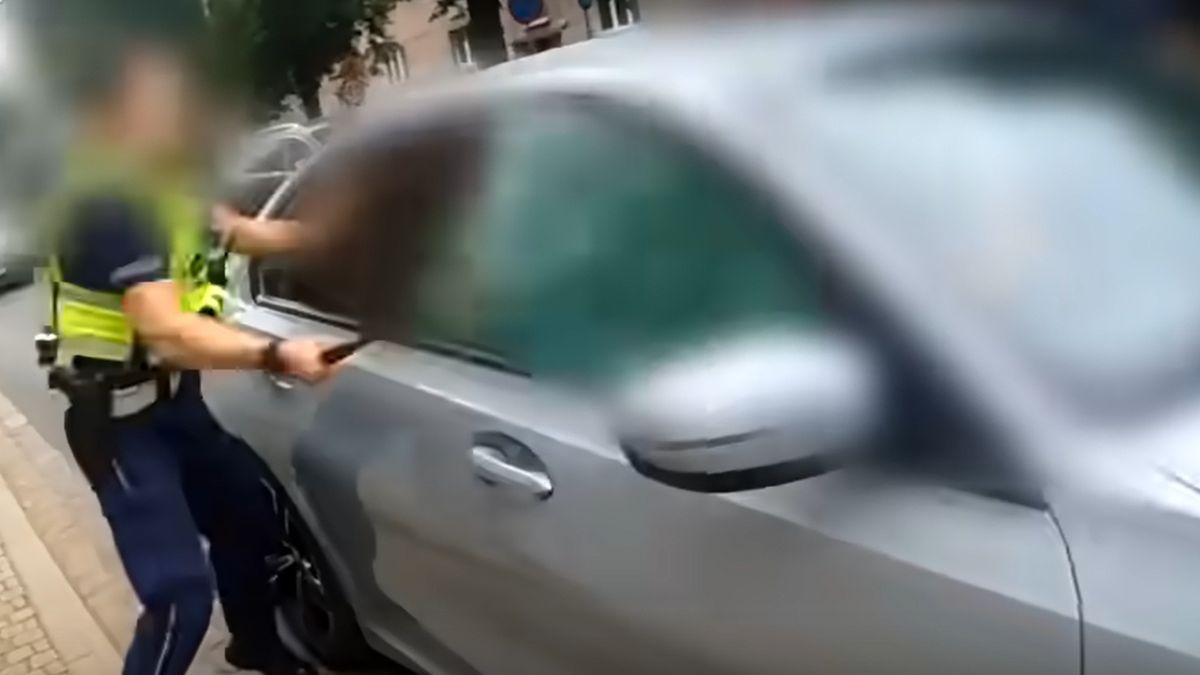 Wybicie szyby przez policjantki