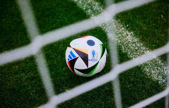 UEFA przedstawia oficjalną piłkę na Mistrzostwa Europy w 2024 roku