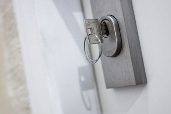 Wyjął drzwi najemcy. Zdjęcie rozeszło się po sieci. Oto co mówi prawo