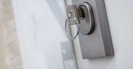 Wyjął drzwi najemcy. Zdjęcie rozeszło się po sieci. Oto co mówi prawo