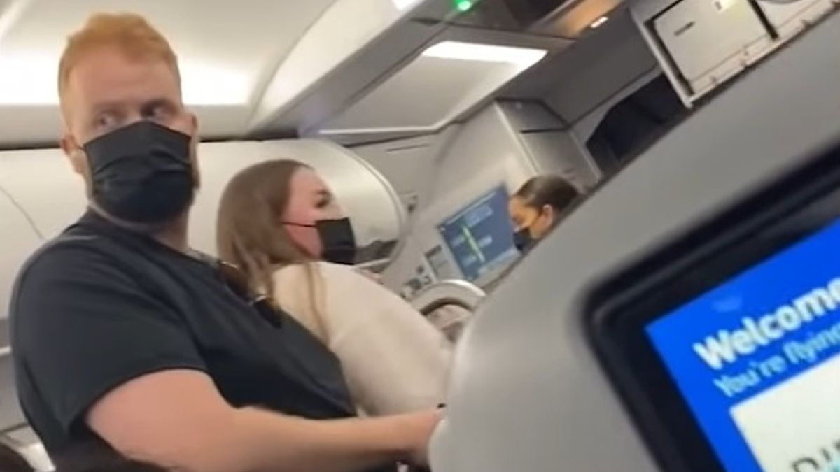 Ze względu na procedury celne, pasażerowie nie zostali wypuszczeni z samolotu 