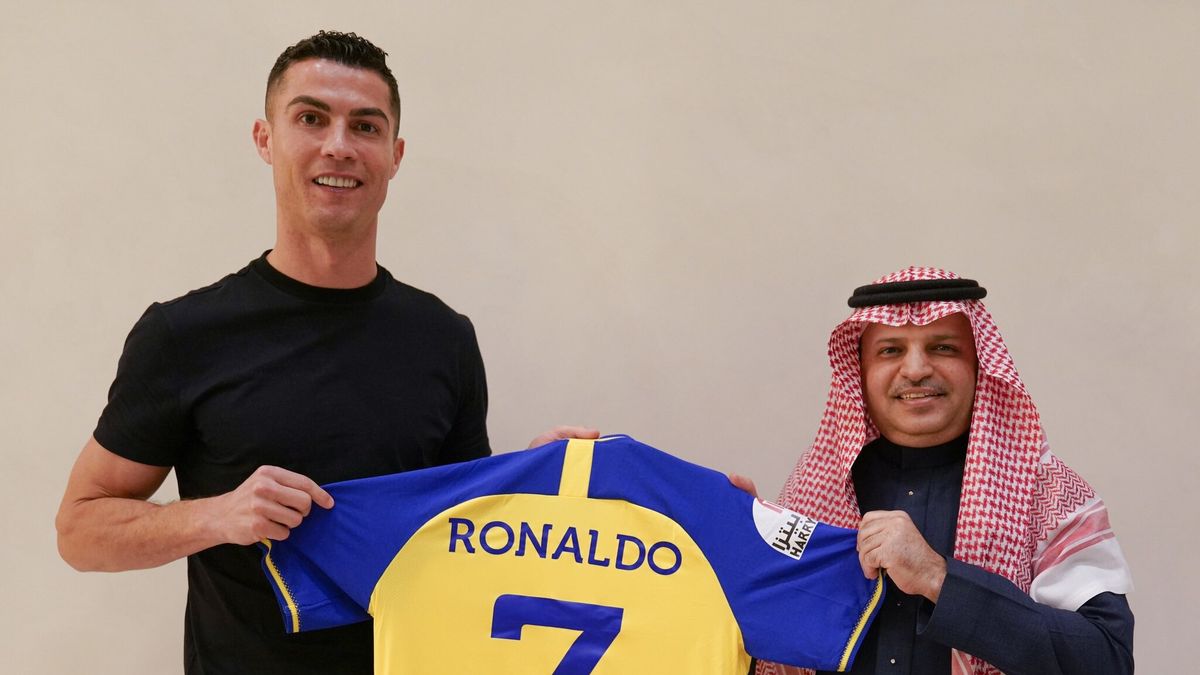 RIYADH, SAUDI ARABIA - DECEMBER 30: (----EDITORIAL USE ONLY â MANDATORY CREDIT - "ALL NASSR FOOTBALL CLUB / HANDOUT" - NO MARKETING NO ADVERTISING CAMPAIGNS - DISTRIBUTED AS A SERVICE TO CLIENTS----) Portuguese football star Cristiano Ronaldo poses for a photo with the jersey after signing with Saudi Arabia's Al-Nassr Football Club in Riyadh, Saudi Arabia on December 30, 2022. (Photo by Al Nassr Football Club / Handout/Anadolu Agency via Getty Images)