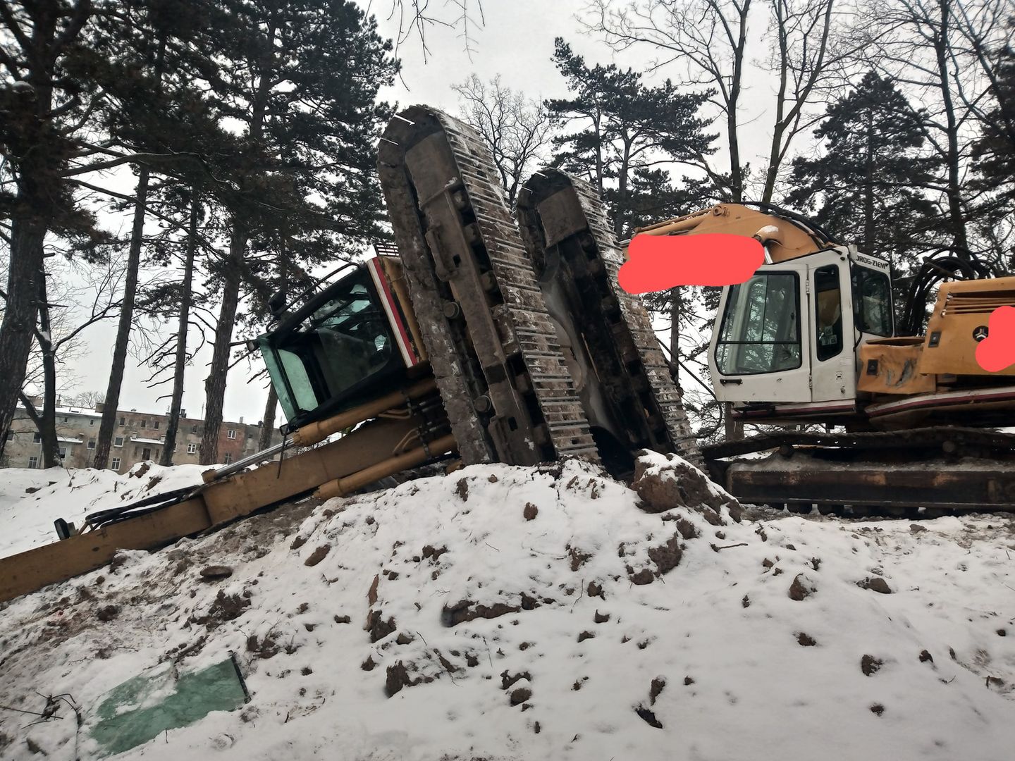 Strzegom. Zderzenie dwóch koparek. Jedna osoba trafiła do szpitala