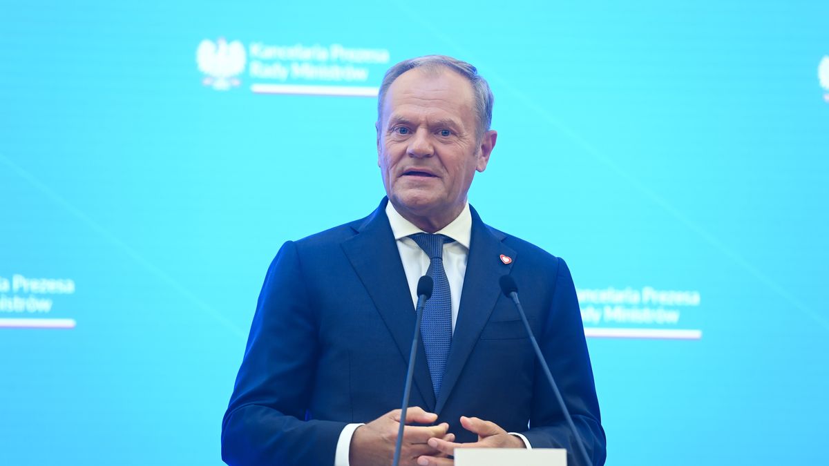 Warszawa, 07.07.2025. Premier Donald Tusk podczas oświadczenia dla mediów po spotkaniu z premierem Królestwa Niderlandów Dickiem Schoofem w siedzibie Kancelarii Prezesa Rady Ministrów w Warszawie, 7 bm. (ad) PAP/Piotr Nowak