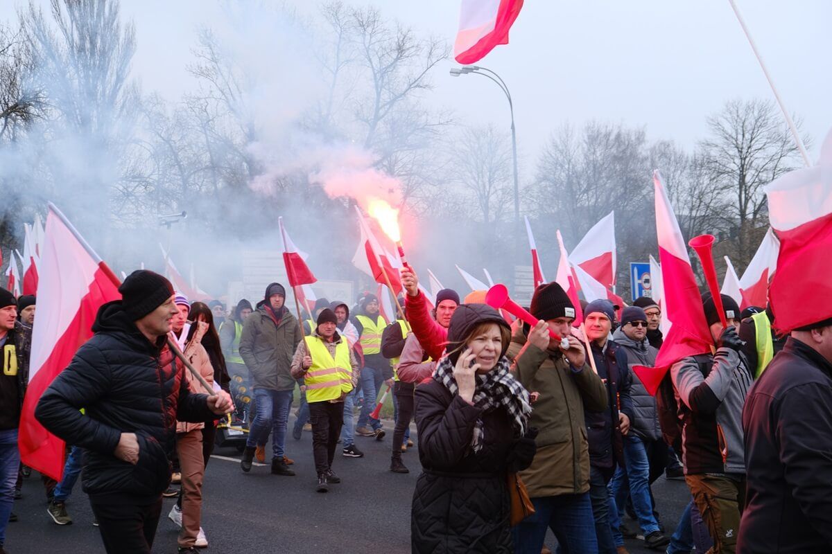 Przemarsz rolników z placu Zamkowego pod Lubelski Urząd Wojewódzki w Lublinie