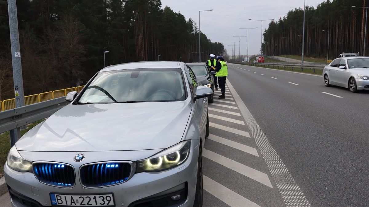 Nieoznakowany radiowóz policji