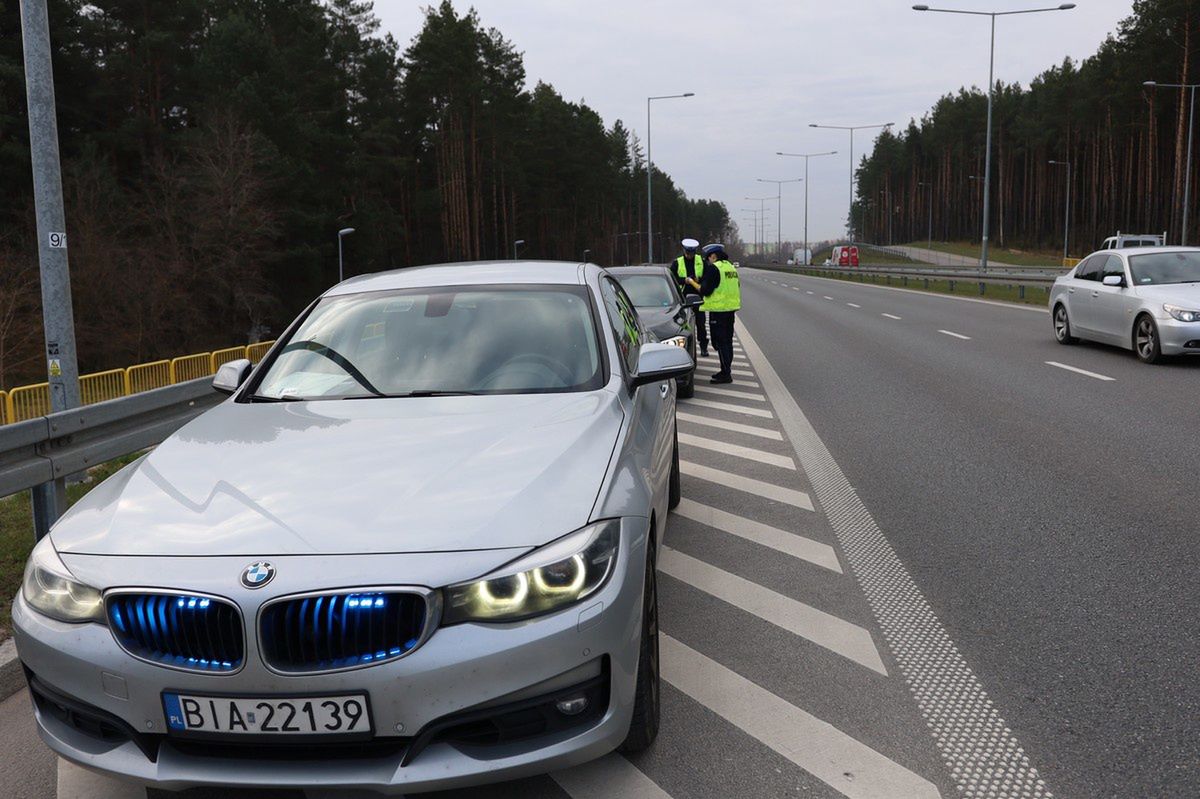 Nieoznakowany radiowóz policji