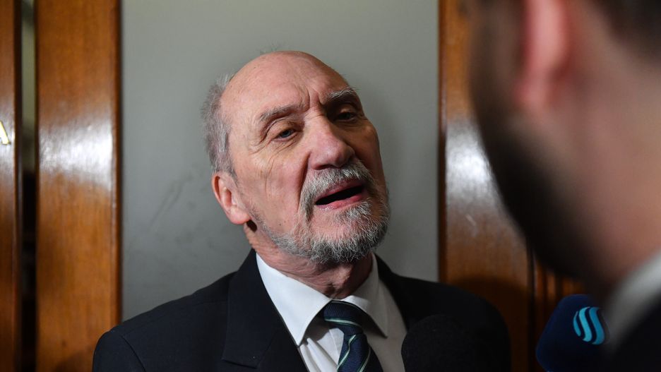 Warszawa, 19.12.2023. Poseł PiS Antoni Macierewicz podczas wypowiedzi dla mediów w Sejmie w Warszawie, 19 bm. (jm) PAP/Piotr Nowak