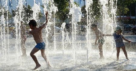 Kąpiel w fontannie? Sanepid: Szczególnie niebezpieczne dla dzieci