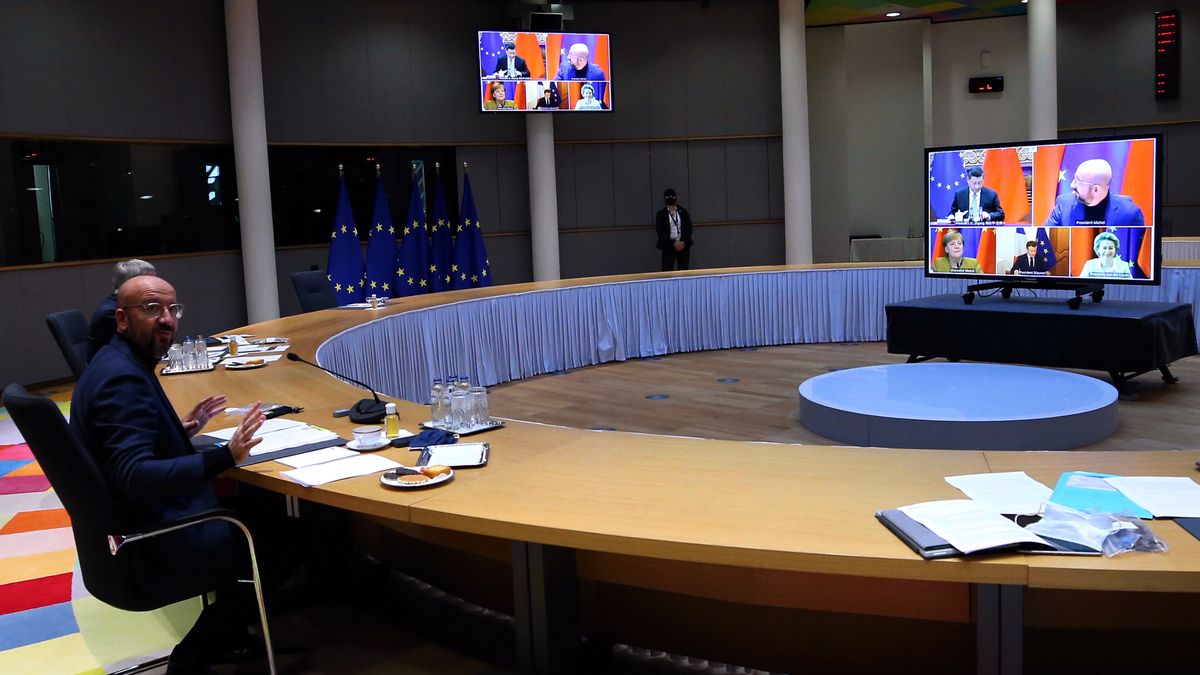 Umowa UE z Chinami. W spotkaniu, podczas którego osiągnięto porozumienie, brali udział: przewodniczący RE Charles Michel (na zdjęciu po lewej), a także: szefowa KE Ursula von der Leyen, kanclerz Niemiec Angela Merkel, prezydent Francji Emmanuel Macron i prezydent Chin Xi Jinping.