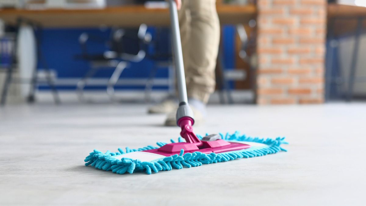 Kobieta myje podłogę