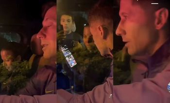 Osaczony przez fanów Robert Lewandowski próbuje przedrzeć się przez tłum autem, podczas gdy Ann pokazuje mu coś na Instagramie (WIDEO)