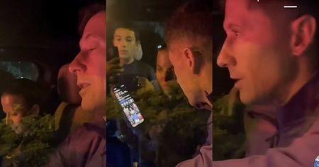Osaczony przez fanów Robert Lewandowski próbuje przedrzeć się przez tłum autem, podczas gdy Ann pokazuje mu coś na Instagramie (WIDEO)