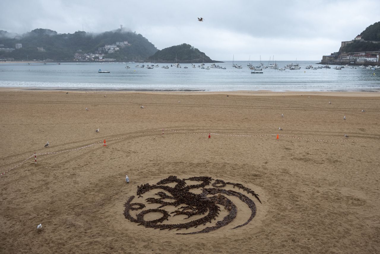 SAN SEBASTIAN, SPAIN - AUGUST 22: General view of five meter diameter symbol of the House Targaryen created using stones by Wales based Land Art artist Jon Foreman together with artist James Brunt  on La Concha beach to promote the "House of the Dragon" HBO's TV series on August 22, 2022 in San Sebastian, Spain. (Photo by Gari Garaialde/Getty Images)