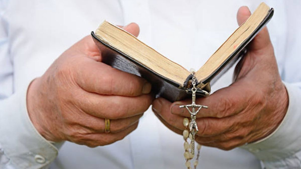 Biskup oskarżył księdza, że ma dziecko z gosposią. Proboszcz wyg