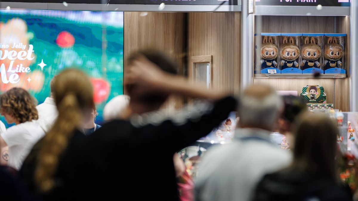 People queue in front of the first Pop Mart store selling Labubu toys in Berlin, Germany, 25 July 2025. Labubus are collectible plush toys and characters in the series 'The Monsters.' EPA/CLEMENS BILAN Dostawca: PAP/EPA.