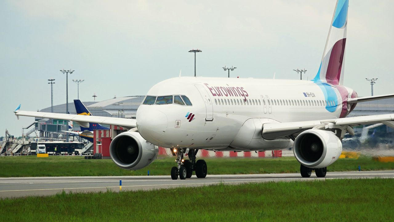 Pilot kazał pasażerom wysiąść z samolotu. Chwilę później odleciał bez nich