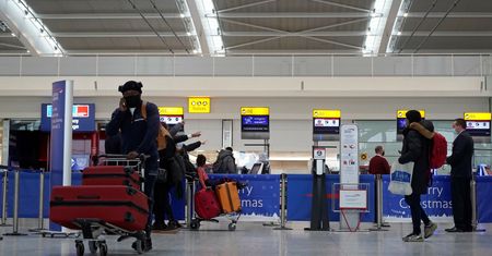 Nowy szczep koronawirusa. W drodze do Polski są tysiące pasażerów z Wielkiej Brytanii