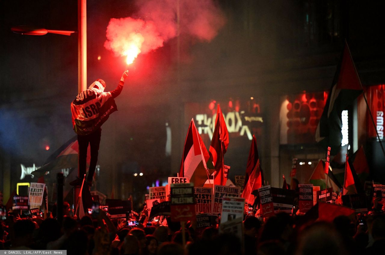 Propalestyńscy demonstranci pod ambasadą Izraela w Londynie