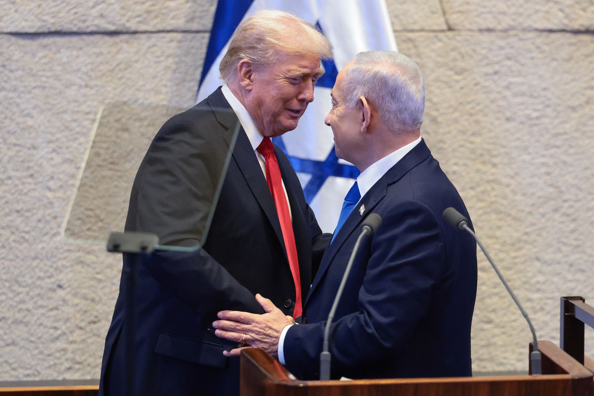 "Rozmawiałem z Bibim". Trump wywiera presję na Izrael