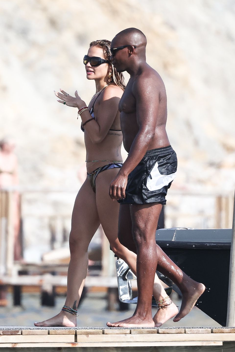 Rita Ora eksponuje sylwetkę w skąpym bikini 