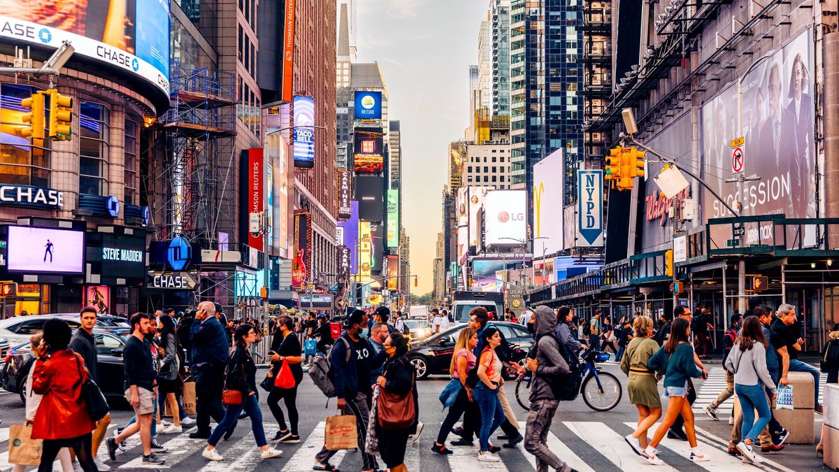 People crossing the street near Times Square, Manhattan, New York City, USA
Alexander Spatari