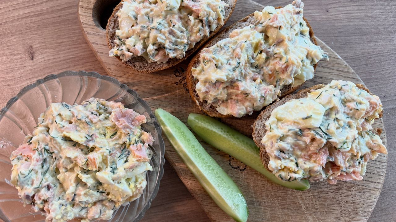 Ta pasta z pieczonego łososia na stałe zagości w twoim śniadaniowym menu. Pyszna, zdrowa i ekspresowa
