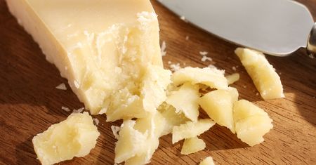 Została ci skórka z parmezanu? Zamiast wyrzucać, zrób z niej przyprawę