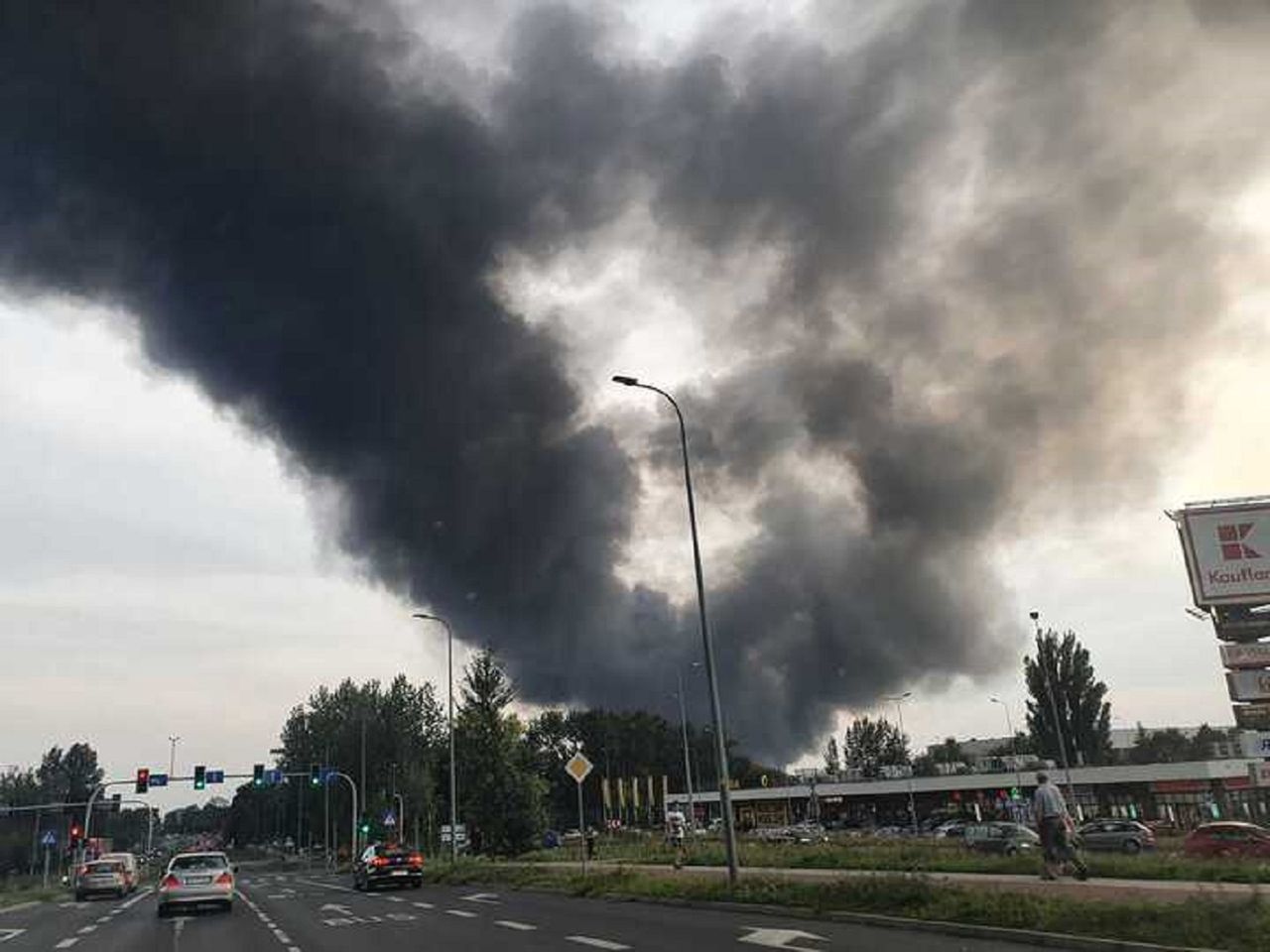 Pożar w Sosnowcu. Płoną pojemniki z nieznaną substancją. Trwa akcja gaśnicza